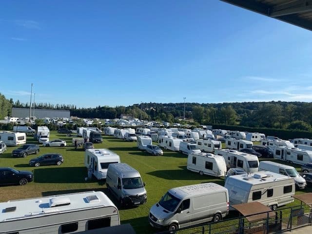 Vaucluse 2026 : des centaines de caravanes squattent des stades de football et paralysent les clubs